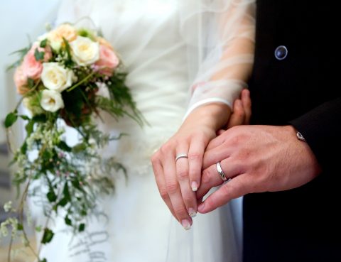 Les différences entre un mariage civil célébré par un notaire célébrant et un mariage civil célébré par un greffier au Palais de justice sont nombreuses.