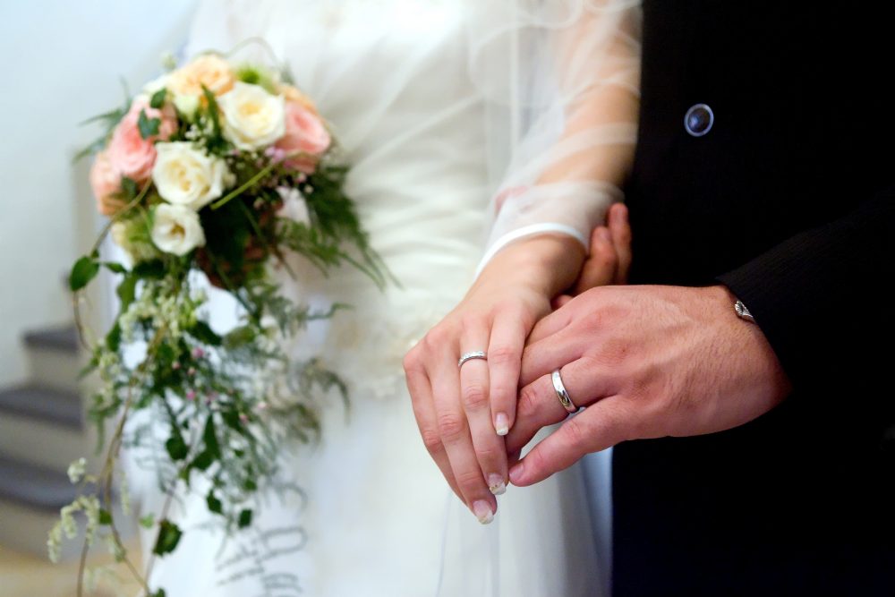 Les différences entre un mariage civil célébré par un notaire célébrant et un mariage civil célébré par un greffier au Palais de justice sont nombreuses.