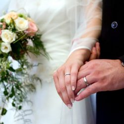  Les différences entre un mariage civil célébré par un notaire célébrant et un mariage civil célébré par un greffier au Palais de justice sont nombreuses.