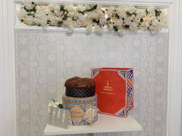 Thank you to our lovely Effie for this beautiful and delicious surprise. We wish you a wonderful holiday. 🥰